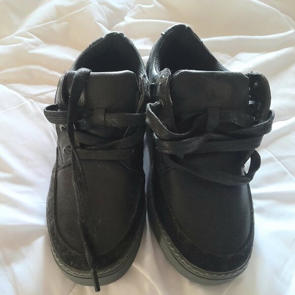 Boys size 8 shoes - Picture 3 of 4